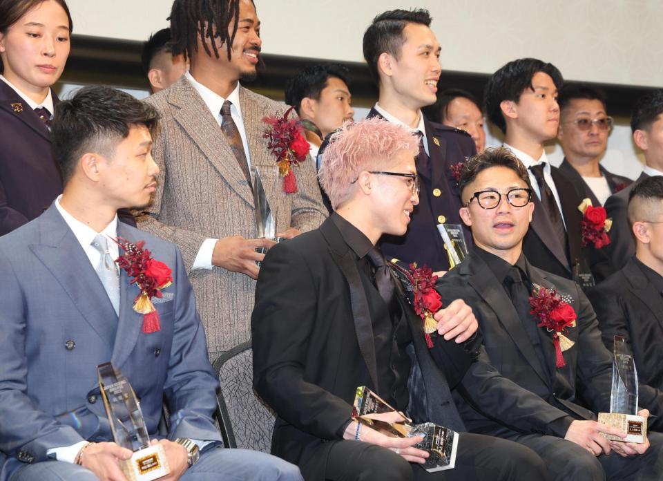 井上拓真（右）と話す井上尚弥（撮影・佐々木彰尚）