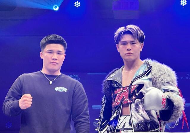 ８カ月ぶりの再起戦でＴＫＯ勝利した佐々木尽（右）と、次戦での対戦要求に応じた田中空