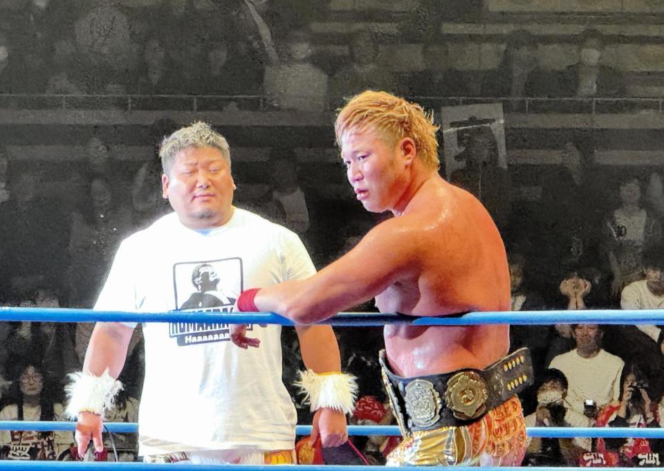 羆嵐（左）から挑戦表明を受けた宮原健斗