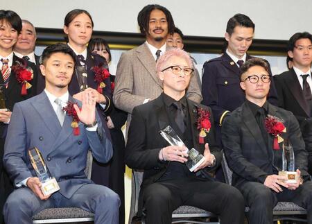 　「２５年度年間優秀選手表彰式」に出席した中谷潤人（前列左）と井上尚弥（同中央）。同右は井上拓真＝１７日