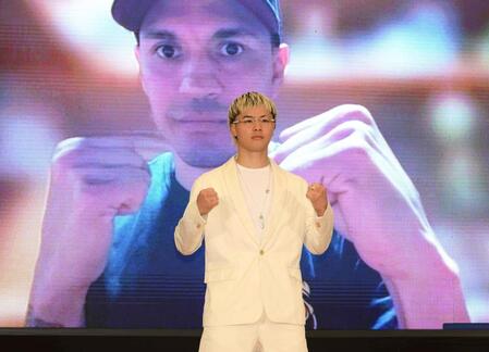 リモートで参加したフアン・フランシスコ・エストラーダとポーズを決める那須川天心（撮影・堀内翔）