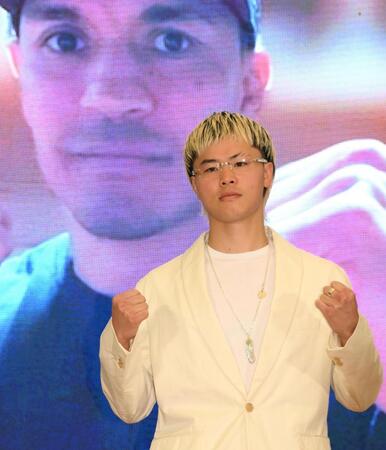 リモートで参加したフアン・フランシスコ・エストラーダとポーズを決める那須川天心（撮影・堀内翔）