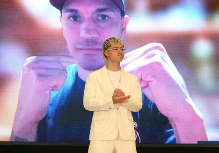 リモートで参加したフアン・フランシスコ・エストラーダとのフォトセッションを終えて気合いの入った表情を見せる那須川天心（撮影・堀内翔）