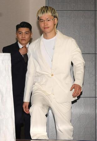 登壇する那須川天心。左は坪井智也（撮影・堀内翔）