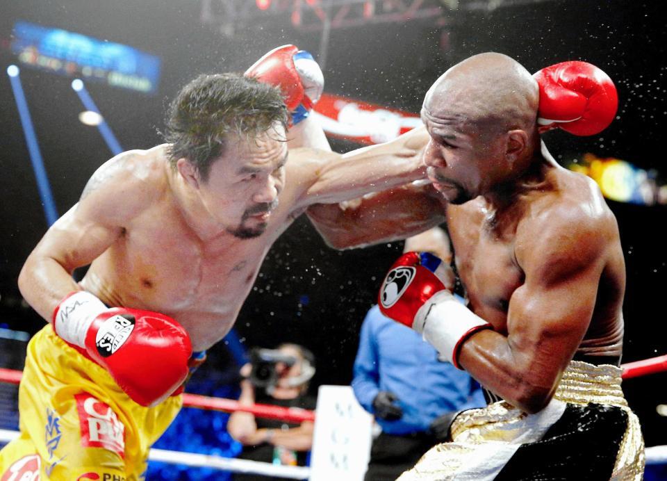 　世界ウエルター級王座統一戦で対戦するマニー・パッキャオ（左）とフロイド・メイウェザー＝１５年（ＡＰ＝共同）