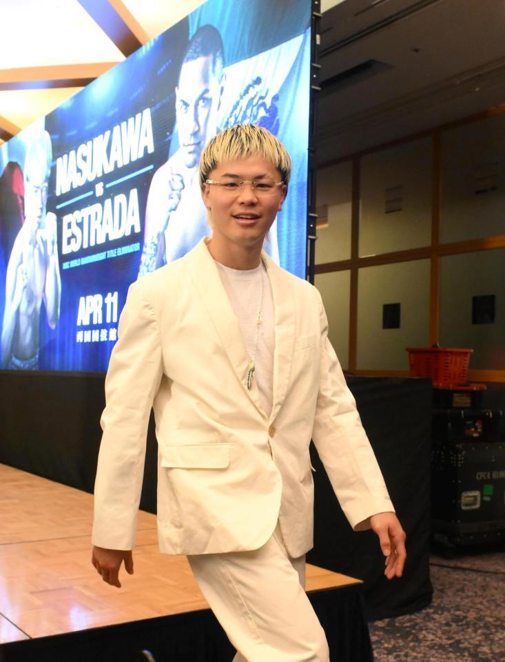 リラックスした様子で降壇する那須川天心（撮影・堀内翔）