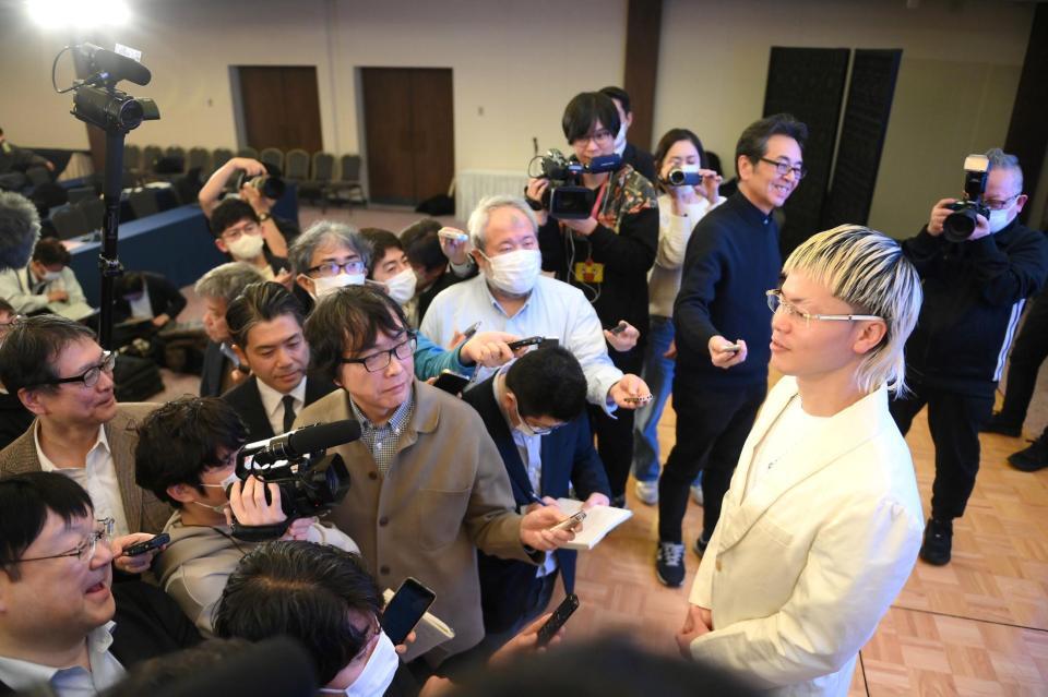 大勢の報道陣の取材を受ける那須川天心（右）＝撮影・堀内翔