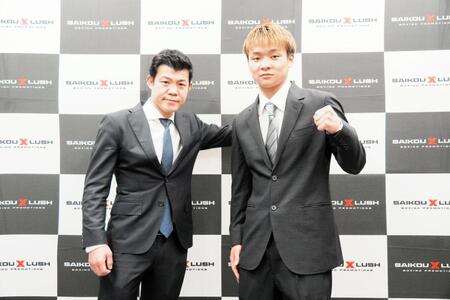 　次戦を発表した亀田興毅ファウンダー（左）と佐野遥渉（ＳＡＩＫＯＵＬＵＳＨ提供）