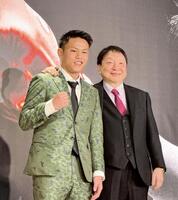 プロ転向を発表した藤木勇我（左）と大橋ジムの大橋秀行会長