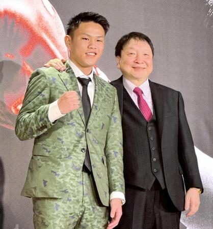 　プロ転向を発表した藤木勇我。右は大橋ジムの大橋秀行会長（撮影・藤川資野）