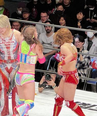 恩人のＳａｒｅｅｅ（右）との初対戦後、握手したかと思いきや、ビンタを食らわせたフワちゃん