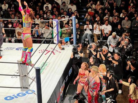 場外のＳａｒｅｅｅ＆彩羽匠に向けて、コーナー最上段からプランチャを放つフワちゃん