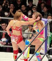 恩人のＳａｒｅｅｅ（左）との試合後、ビンタを食らわせて一触即発となったフワちゃん