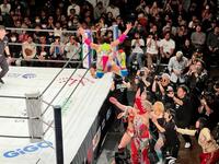 場外のＳａｒｅｅｅ＆彩羽匠に向けて、コーナー最上段からプランチャを放つフワちゃん