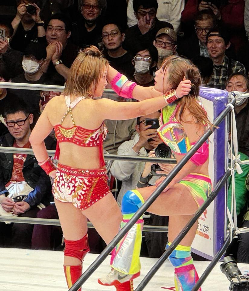 恩人のＳａｒｅｅｅ（左）との試合後、ビンタを食らわせて一触即発となったフワちゃん