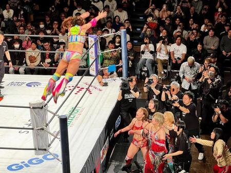 場外のＳａｒｅｅｅ＆彩羽匠に向けて、コーナー最上段からプランチャを放つフワちゃん