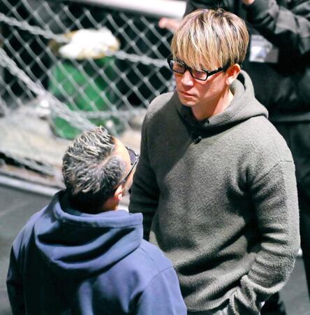 対戦が決まった田中雄士（手前）と萩原裕介