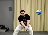 元バレーボール女子代表の江畑幸子さんの指導を受けてレシーブを実演するウルフアロン