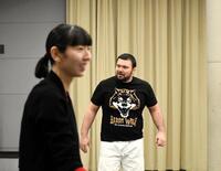 元バレーボール女子代表の江畑幸子さん（手前）とトークイベントを行ったウルフアロン