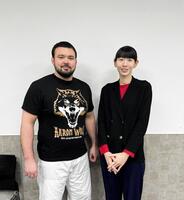 元バレーボール女子代表の江畑幸子さん（右）とトークイベントを行ったウルフアロン