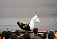 トークイベントで、柔道の後ろ受け身とプロレスの受け身をそれぞれ実演したウルフアロン