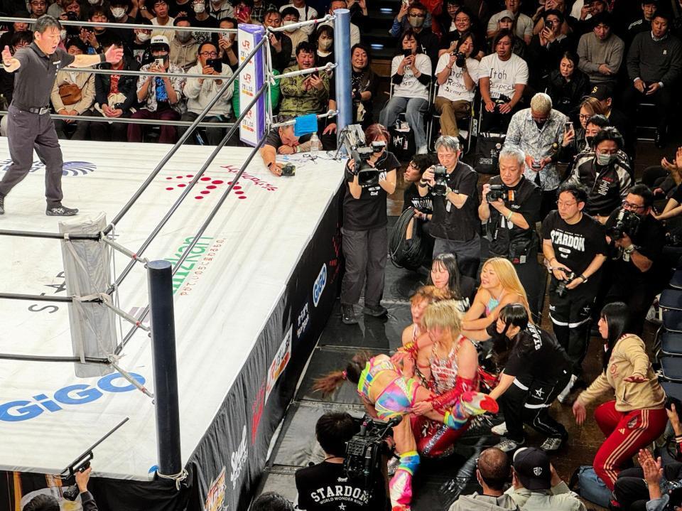 場外のＳａｒｅｅｅ＆彩羽匠に向けて、コーナー最上段からプランチャを放つフワちゃん