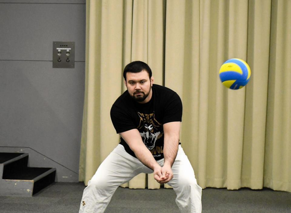 元バレーボール女子代表の江畑幸子さんの指導を受けてレシーブを実演するウルフアロン