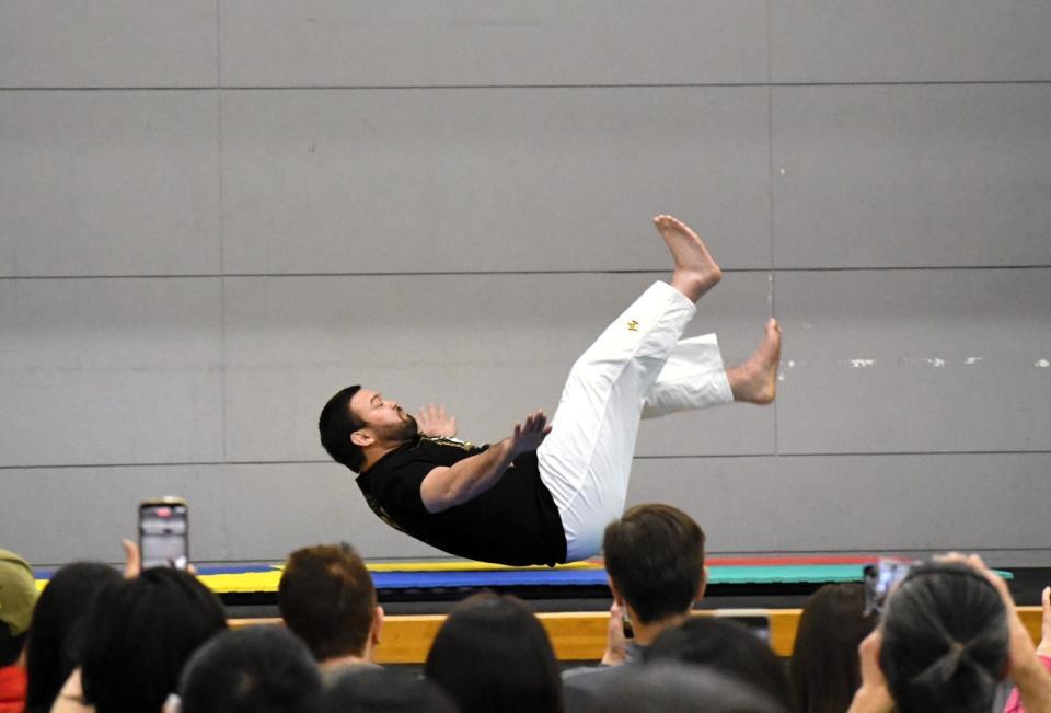 トークイベントで、柔道の後ろ受け身とプロレスの受け身をそれぞれ実演したウルフアロン