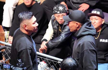 にらみ合う長谷川拓也（左）と誠