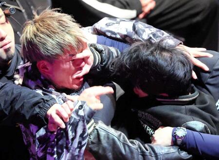 乱闘になるシェンロン（左）