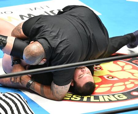 ドン・ファレ（上）に敗れたウルフ・アロン