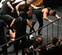 金丸義信（右）らに攻められるウルフ・アロン（下）