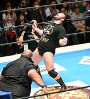 雄たけびを上げるウルフアロン