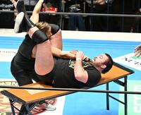 金丸義信（左）を攻めるウルフ・アロン