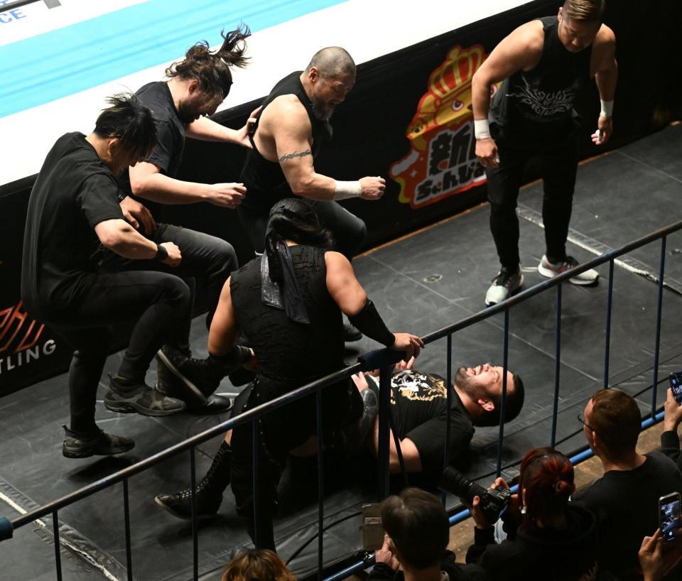 セコンドに攻められるウルフアロン