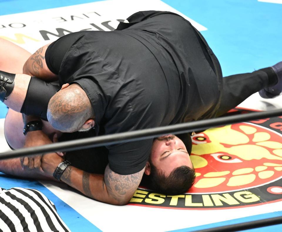 ドン・ファレ（上）に敗れたウルフ・アロン