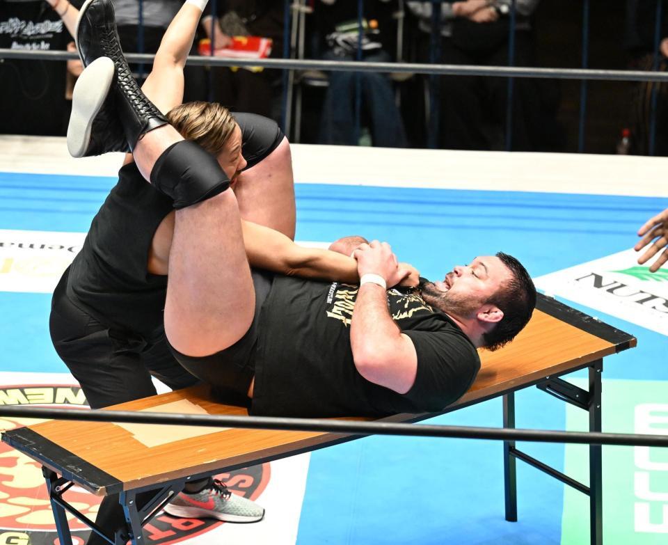 金丸義信（左）を攻めるウルフ・アロン