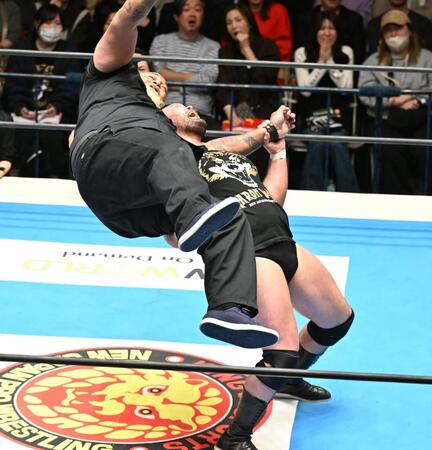 ドン・ファレ（左）を攻めるウルフ・アロン