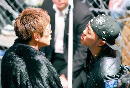 にらみ合う白川陸斗（左）とｓａｋｋｋｉ