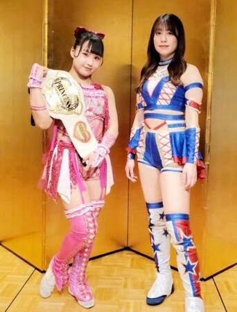選手権調印式に臨んだ（左から）渡辺未詩、荒井優希（東京女子プロレス）