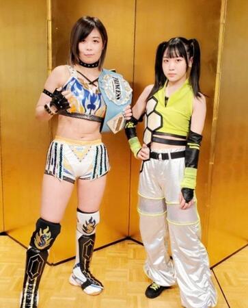 選手権調印式を行った鈴芽（右）とＭＩＲＡＩ（東京女子プロレス提供）