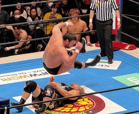 高橋裕二郎（下）にエルボードロップを放つウルフアロン