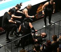 セコンドに攻められるウルフアロン