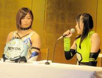 鈴芽（右）の決意を受け取るＭＩＲＡＩ（東京女子プロレス提供）