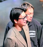 対戦が決まった啓之輔とヒロ三河（右）