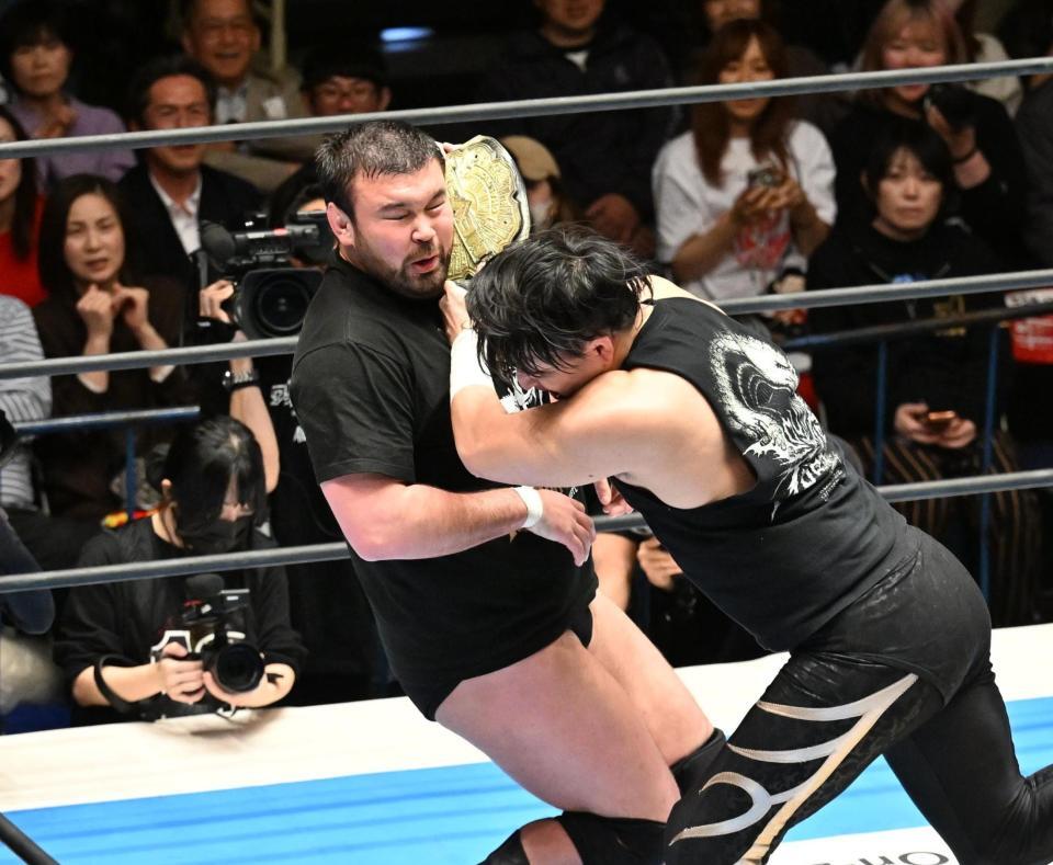 ウルフアロン（右）を攻める成田蓮