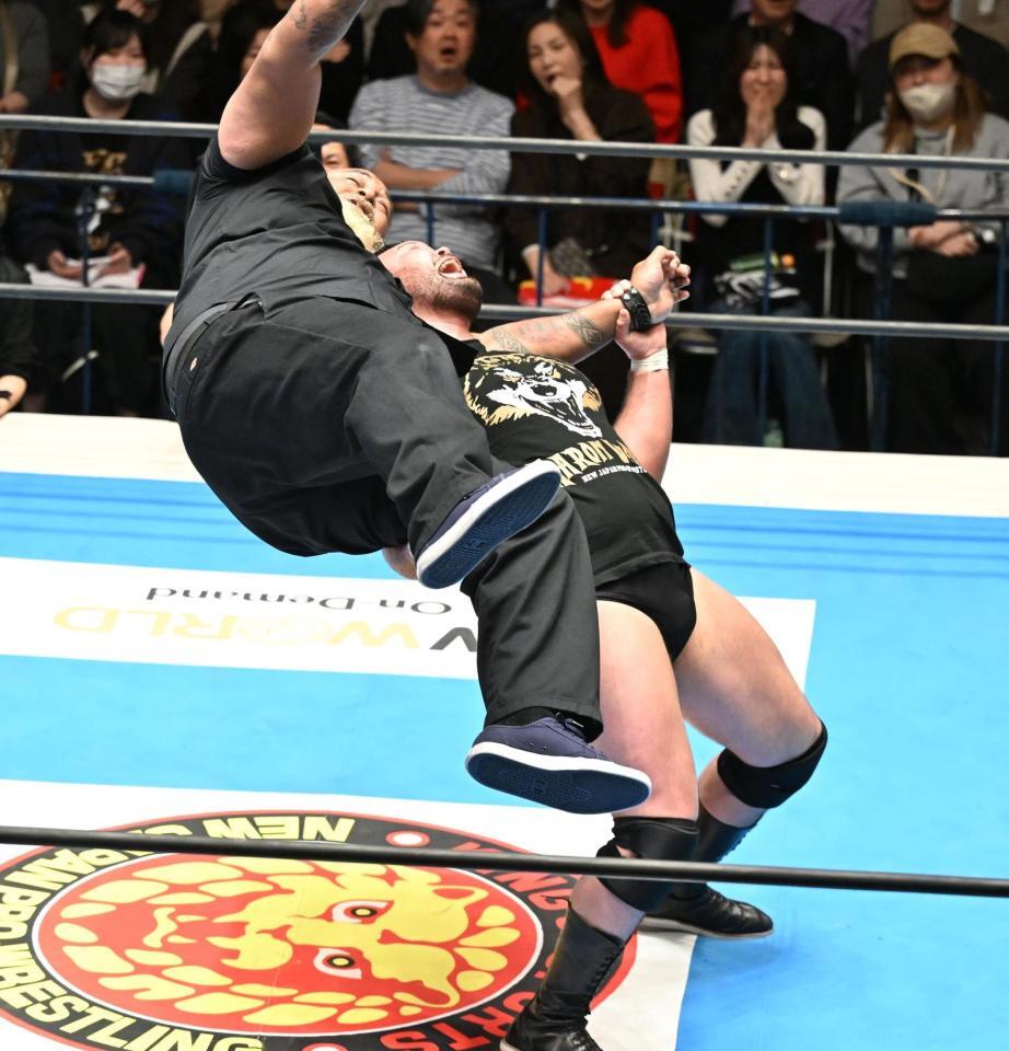 ドン・ファレ（左）を攻めるウルフ・アロン