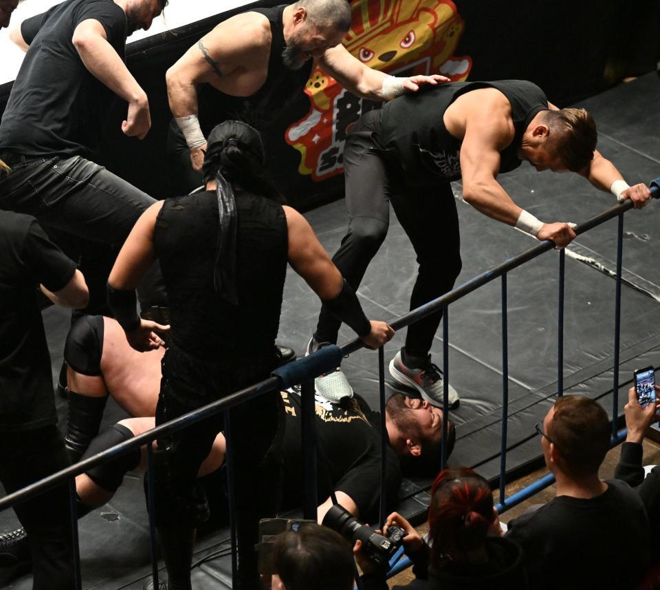 金丸義信（右）らに攻められるウルフ・アロン（下）