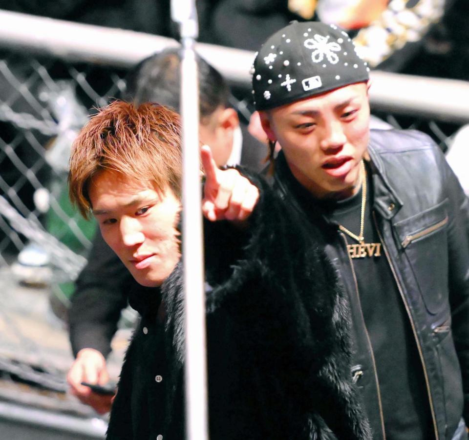 対戦が決まった白川陸斗とｓａｋｋｋｉ（右）