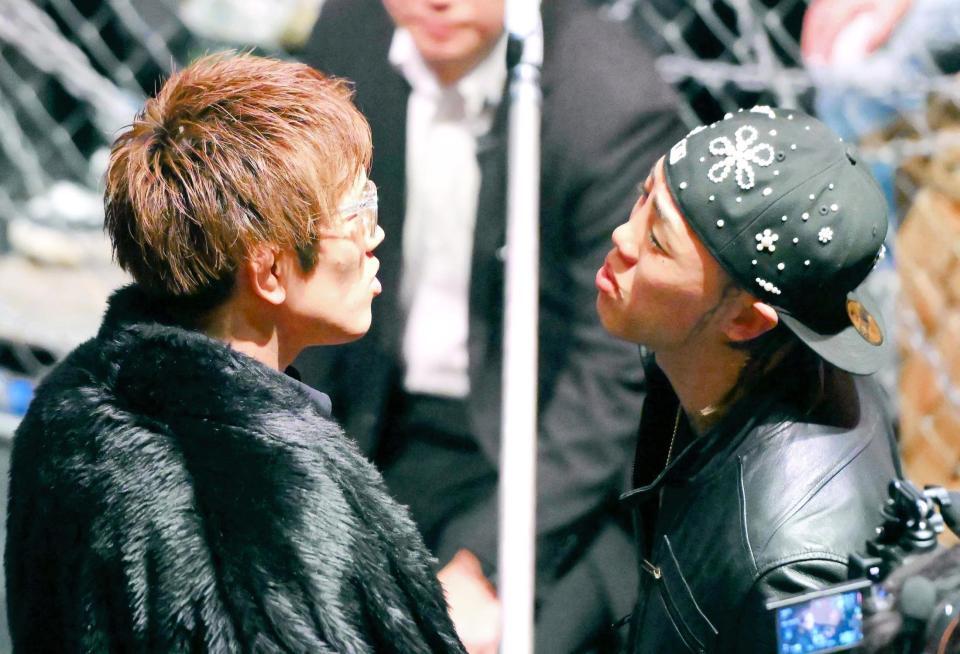 にらみ合う白川陸斗（左）とｓａｋｋｋｉ